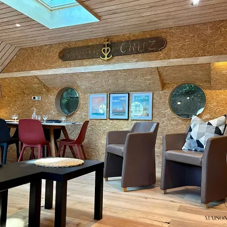 La Péniche De Santa Cruz - Sur La Meuse, Centre *