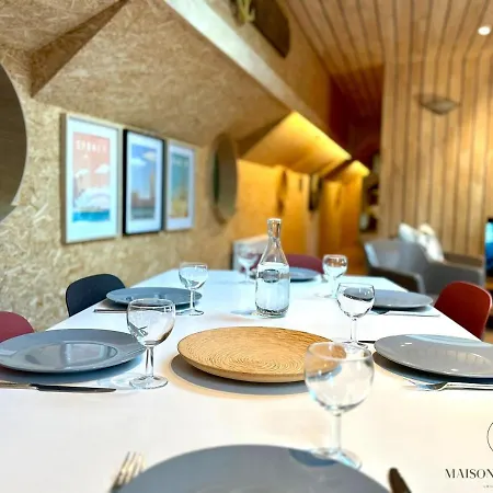 La Péniche De Santa Cruz - Sur La Meuse, Centre *