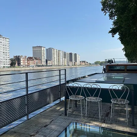 La Peniche De Santa Cruz - Sur La Meuse, Centre