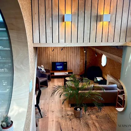 La Péniche De Santa Cruz - Sur La Meuse, Centre *