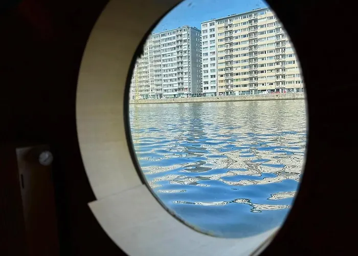 Bateau-hôtel La Péniche De Santa Cruz - Sur La Meuse, Centre Liège