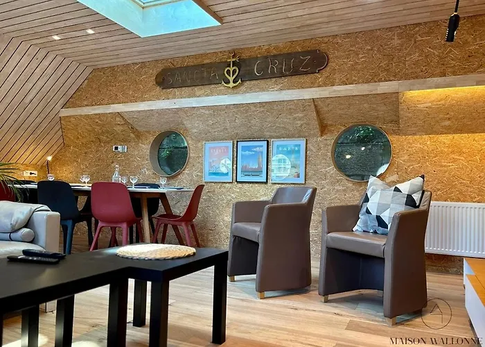 La Péniche De Santa Cruz - Sur La Meuse, Centre *