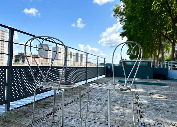 Bateau-hôtel La Péniche De Santa Cruz - Sur La Meuse, Centre *