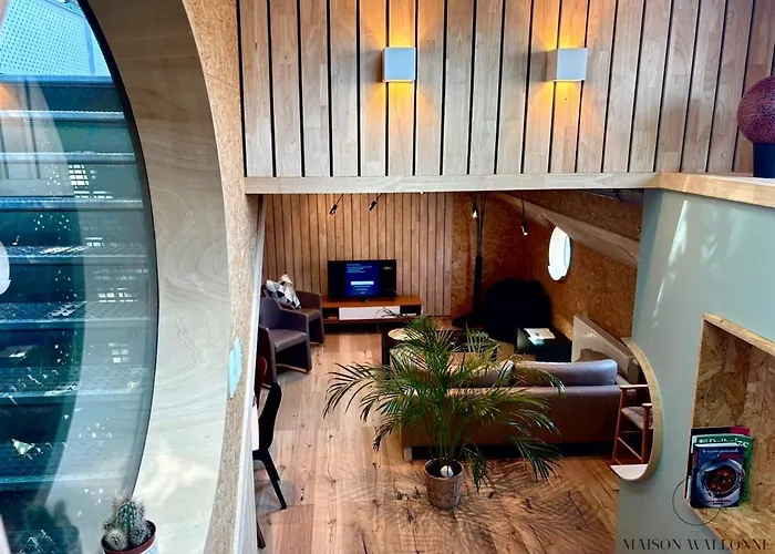 La Péniche De Santa Cruz - Sur La Meuse, Centre *