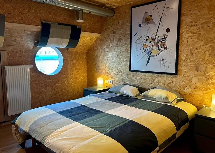 Bateau-hôtel La Péniche De Santa Cruz - Sur La Meuse, Centre *