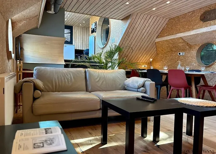 La Péniche De Santa Cruz - Sur La Meuse, Centre