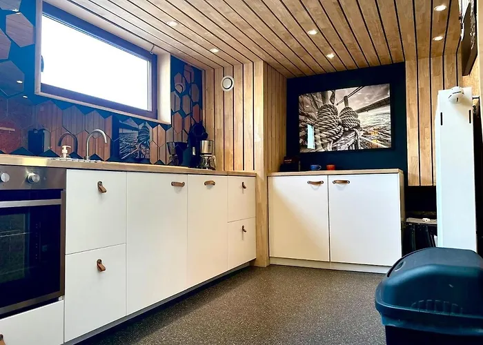 La Péniche De Santa Cruz - Sur La Meuse, Centre *